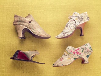 Paio di scarpe ricamate, c.1714